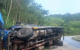 Lật xe tải trên đèo khiến nhiều người thương vong