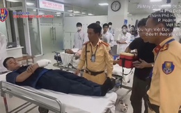 Video: Khoảnh khắc CSGT mở đường cứu người dân bị khối sắt 6 tấn đè nát bàn tay