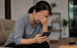 Phát hiện 1 chi tiết lạ trong điện thoại, bà mẹ Hà Nội vội đăng bài cảnh báo: "Các chị có con nhỏ đừng để con như em"