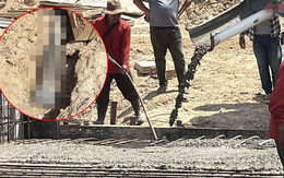Đang đứng cạnh xe trộn bê tông, thợ hồ bỗng phát hiện thứ rơi ra bên dưới: Vừa nhìn kỹ đã vội tháo chạy