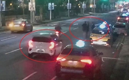 CCTV vụ nam ca sĩ gen Z chở bạn gái tông tài xế đang đứng chờ khách, bỏ trốn thì bị người dân đuổi theo đập vỡ cửa kính