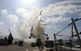 Iran tuyên bố bắn tên lửa trúng chiến hạm Mỹ ở eo biển Hormuz, Washington bác bỏ