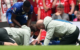 Cầu thủ Chelsea bất tỉnh, đi cấp cứu ngay lần đầu ra sân ở Ngoại Hạng Anh