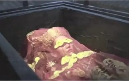 Phát hiện 'quan tài máu', chuyên gia vừa vén khăn che mặt nữ thi đã vội hét lớn: Nguy hiểm, mau rút lui!