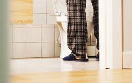 Đi tiểu nhiều bọt có phải suy thận?