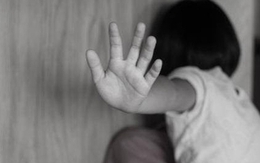 Hà Nội: Bé 4 tuổi tử vong sau nhiều lần bị mẹ và cha dượng bạo hành, danh tính 2 đối tượng