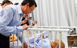 Thứ trưởng Bộ Y tế thăm bé trai 2 tuổi bị bạo hành