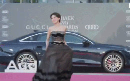 Trùm lố ở Baeksang 2026: 1 mỹ nhân nhảy nhót bá đạo trên thảm đỏ, cả dàn sao hạng A sáp lại cũng xin nhường spotlight