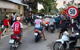Nhóm thanh niên mang hung khí lao vào quán tấn công, khiến 1 người tử vong