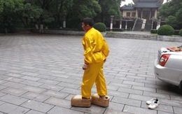 Học phim kiếm hiệp, lão nông Trung Quốc đi giày sắt 300kg tập khinh công