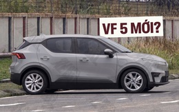 Dàn xe lạ giống VinFast VF 5 mới tiếp tục lộ diện: Đầu góc cạnh, cánh gió dài thể thao hơn, mâm lớn như VF 6