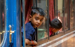 Một cậu bé 5 tuổi lên nhầm chuyến tàu rồi ngủ quên, 25 năm sau chuyện không ngờ xảy ra