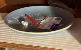 Cặp đôi bị bắt vì bỏ mặc 3 con nhỏ trong khách sạn, bé 6 tháng tuổi dương tính với cocaine