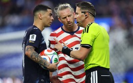 Đội tuyển Mỹ hưởng lợi nhờ pha "bẻ còi VAR" đầu tiên trong lịch sử World Cup