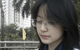 Chỉ còn 25 phút là hết thời gian làm bài thi đại học, một nữ sinh bất ngờ giơ tay: "Thưa thầy, em xin đổi phiếu trả lời"