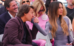 Khoảnh khắc Tom Cruise hôn tay vợ Beckham gây tranh cãi