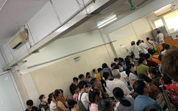 Từ bức ảnh dòng người xếp hàng "như nêm" chờ khám trong bệnh viện, tôi mới hiểu thế nào là sự giàu có