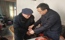 Ông cụ cầm giấy nợ đến ủy ban muốn "nhận lại" hơn 42 tỷ đồng, cán bộ lập tức nhờ công an mở cuộc điều tra, phát hiện sự thật chấn động