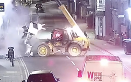 VIDEO: Lái xe nâng giật sập mặt tiền, bứng gọn máy ATM của ngân hàng tại Anh