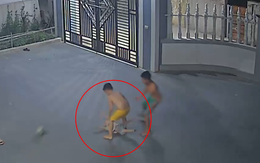 Thót tim clip bé gái bị ngã đập đầu mạnh xuống đất do bị các anh lớn đang chơi đá bóng vô tình va phải