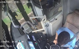 Tài xế xe buýt lên cơn nhồi máu cơ tim vẫn cố hết sức cứu sống 12 hành khách: Camera ghi lại 2 phút 20 giây đầy xót xa