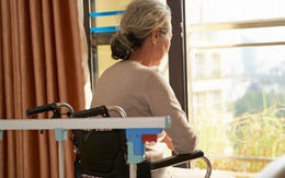 Tôi tưởng mẹ chồng tiết kiệm quá mức, đến ngày bà nhập viện tôi mới phát điên vì người được bà cho tiền mỗi tháng