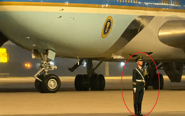 Air Force One cách 15 mét, binh sĩ Trung Quốc được gọi ‘Vạn Lý Trường Thành biết đi’ làm điều gây sốt MXH