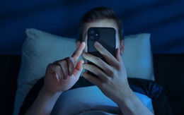 Giữ khoảng cách chuẩn với điện thoại bao nhiêu để bảo vệ mắt và cột sống?