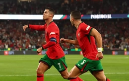 Dalot bảo vệ Ronaldo trước áp lực: 'Mặc kệ những lời chỉ trích, chúng tôi tự cách ly khỏi mạng xã hội'