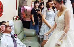 Ngay trong hôn lễ, bố kéo tôi lên xe, gỡ hoa cưới trả lại, tôi ngơ ngác hỏi bố định đi đâu, ông trả lời: "Về nhà"