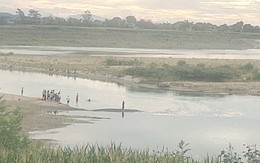 Tìm kiếm 2 nam sinh mất tích khi tắm trên sông Lam