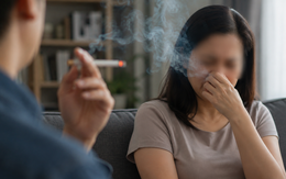 Vợ ung thư phổi di căn, chồng day dứt vì thói quen hút thuốc suốt 30 năm
