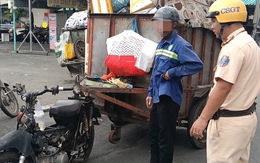 Nhiều xe máy kéo theo thùng chở rác bị CSGT TPHCM xử lý