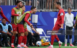 Ronaldo bỏ màn “siuuu”, chọn ôm cả băng ghế dự bị