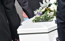 Quan tài chuẩn bị đưa vào lò hỏa táng thì đột ngột phát ra âm thanh lạ khiến những người có mặt chết lặng