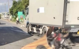Đụng phải ô tô tải đậu ven đường, hai vợ chồng bị xe container cán tử vong