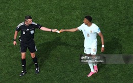 Viral khoảnh khắc Mbappe điềm nhiên nhờ trọng tài "ship hàng" ngay trên sân