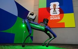 World Cup 2026: Chó robot chạy quanh sân, 'mạng nhện' treo trên đầu cầu thủ