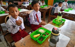 Hơn 33.000 học sinh ngộ độc thực phẩm vì bữa ăn học đường, cơ quan thực thi khai khống chi phí, mua sắm vô tội vạ, tổng thống lập tức cách chức dàn lãnh đạo