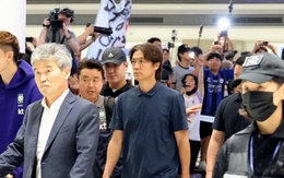 Ông Park Hang Seo, HLV Hong Myung-bo dẫn đầu ĐT Hàn Quốc đã về đến quê nhà trong tiếng la ó của người hâm mộ