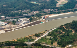Phát hiện Trung Quốc cắm hơn 2.400 trụ bê tông cốt thép, đào xới 315 triệu mét khối đất đá gấp 3 lần so với xây đập Tam Hiệp, sắp hoàn tất siêu nhiệm vụ xác lập kỷ lục thế giới