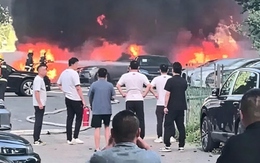 Chỉ vì đốt đám bông ven đường, người đàn ông 74 tuổi khiến 20 ô tô điện mới tinh hóa tro bụi trong chốc lát