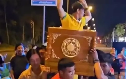 Xác minh clip nhóm người khiêng quan tài có người sống, nhảy múa giữa phố