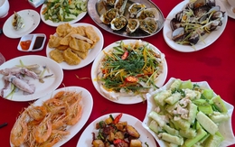 10 năm mới đi du lịch với nhà chồng một lần nhưng nhìn bàn ăn nhà hàng dọn lên tôi đã hiểu vị trí của mình trong gia đình chồng