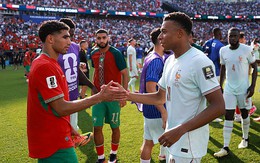Phóng viên hỏi "có cảm thấy khó khăn không khi bạn thân Hakimi buồn bã sau thất bại", Mbappe đáp: Không