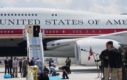 Ông Trump bất ngờ đổi Air Force One giữa chuyến công du; bộ phát đáp bị tắt: Truyền thông Mỹ đặt câu hỏi