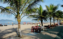 Bố mẹ rủ cả nhà đi du lịch biển, tôi chưa kịp mừng thì vợ đã từ chối luôn, nghe xong lý do mà tôi "cạn lời" vì thực dụng đến đáng sợ
