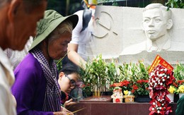 Người thương liệt sĩ Huỳnh Văn Quên cùng gia đình thắp nhang ở Công viên Lê Thị Riêng, ngóng chờ kết quả giám định ADN sau gần 60 năm