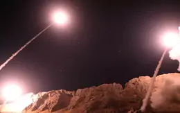 Iran đáp trả quyết liệt, phóng tên lửa hành trình vào tàu hải quân Mỹ