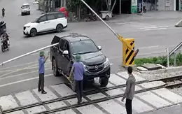 Xử phạt 19 triệu đồng, tước giấy phép lái xe nữ tài xế vượt rào chắn đường sắt